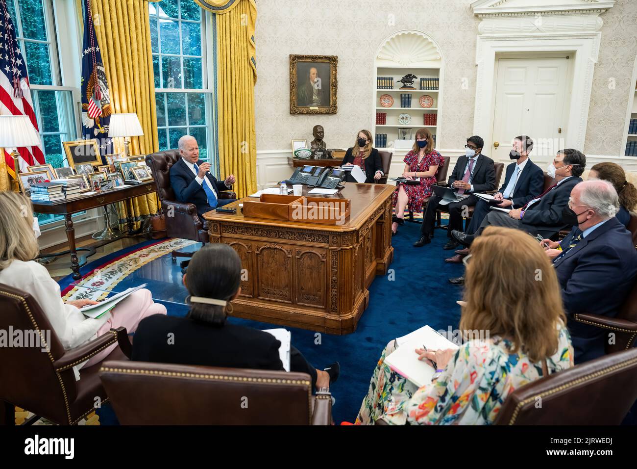 Le président Joe Biden, accompagné de conseillers principaux, passe en revue les remarques sur la décision de la Cour suprême dans l’affaire Dobbs c. Jackson Women’s Health Organization de renverser Roe c. Wade, vendredi, 24 juin 2022, dans le Bureau ovale de la Maison Blanche. (Photo officielle de la Maison Blanche par Adam Schultz) Banque D'Images