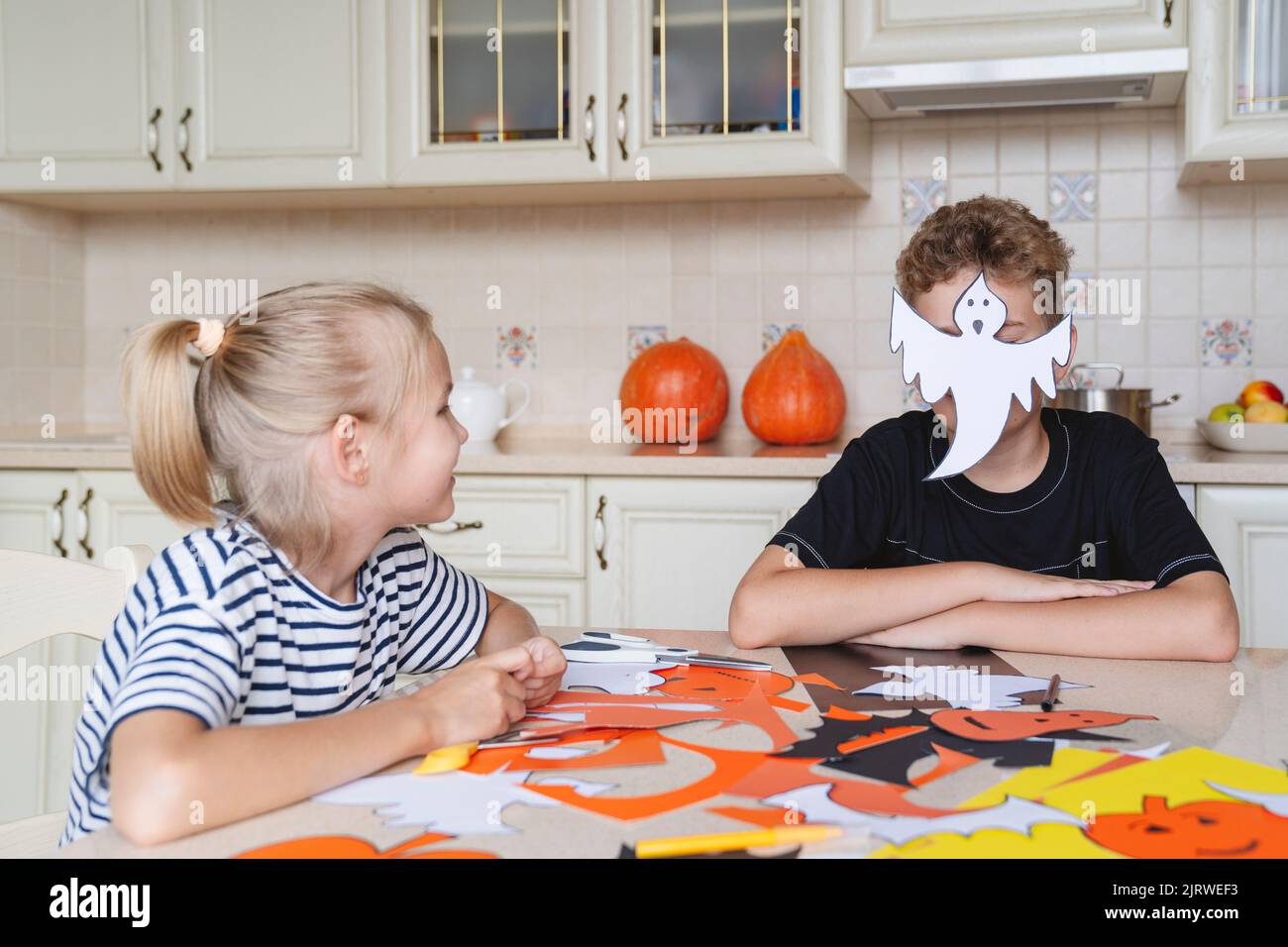 Les enfants préparent l'artisanat pour les vacances d'Halloween. Banque D'Images