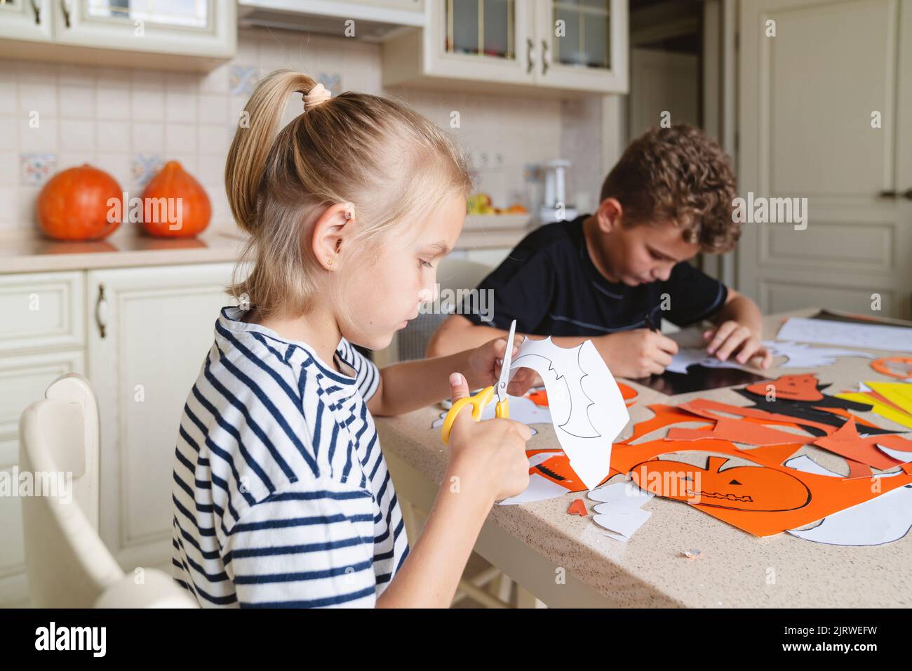 Les enfants préparent l'artisanat pour les vacances d'Halloween. Banque D'Images