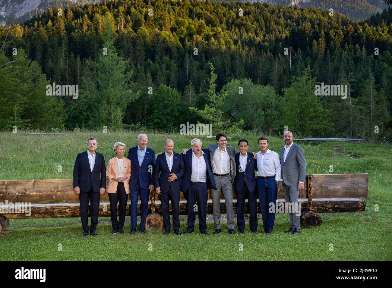 Le Président Joe Biden pose une photo de famille avec G7 dirigeants, dimanche, 26 juin 2022, à Schloss Elmau à Krün, Allemagne.(photo officielle de la Maison Blanche par Adam Schultz) Banque D'Images