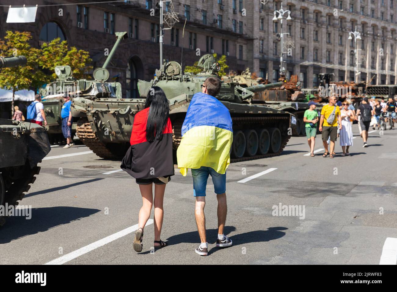 Kiev, Ukraine. 24th août 2022. Un jeune couple arboré le drapeau de l'Ukraine et les nationalistes ukrainiens longent Khreshchatyk parmi les équipements militaires russes brûlés. Une exposition de matériel russe détruit est organisée à Khreshchatyk. Il y a six mois, les troupes militaires russes étaient déployées par le président russe Vladimir Poutine pour envahir l'Ukraine. Il aurait estimé qu'ils capturaient Kiev en trois jours, (photo de Mykhaylo Palinchak/SOPA Images/Sipa USA) crédit: SIPA USA/Alay Live News Banque D'Images