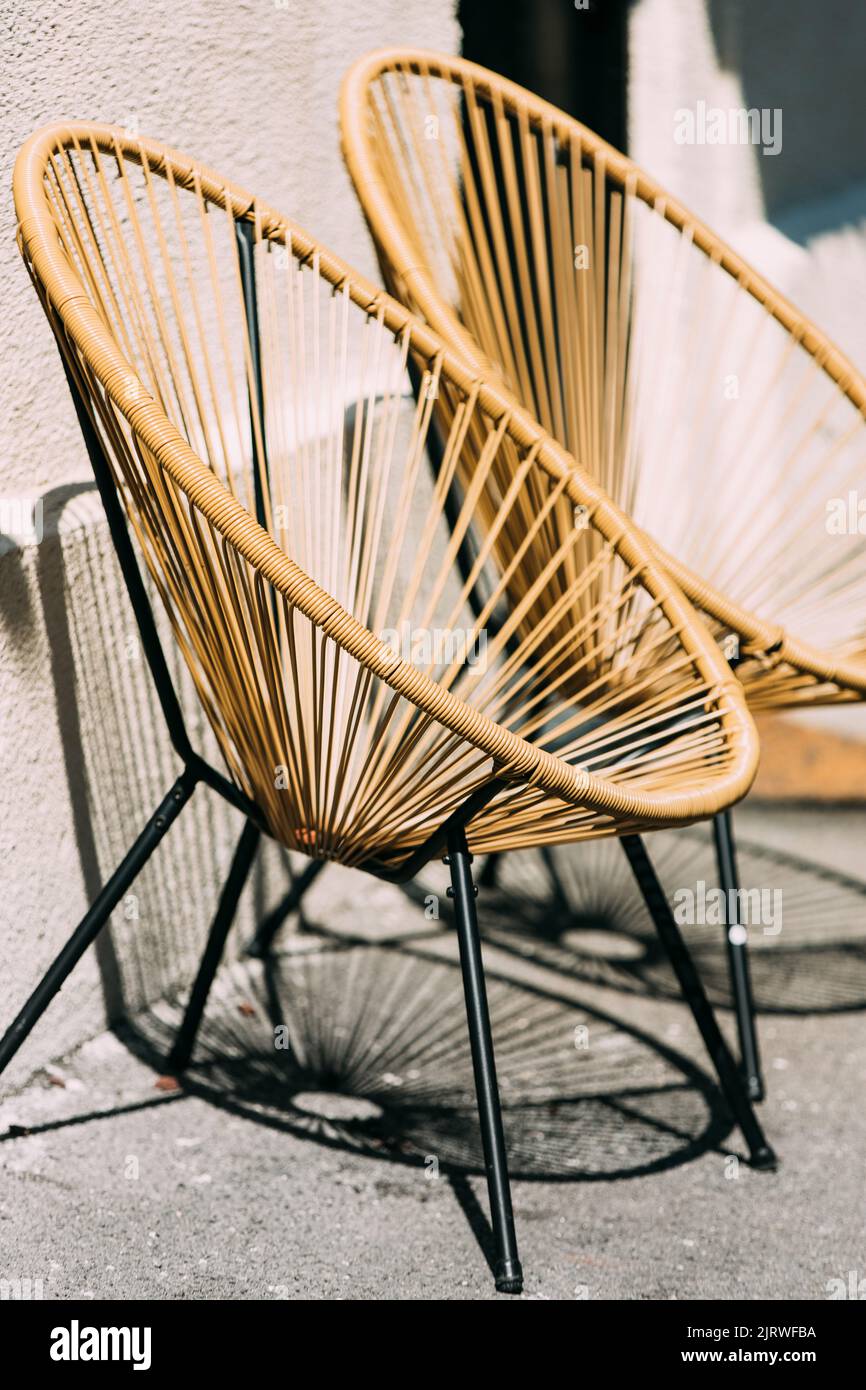 Intérieur du Summer Cafe. Fauteuils de créateur confortables et tendance. Meubles de café. Chaises de créateur tendance. Chaise en rotin. Fauteuils en osier Banque D'Images