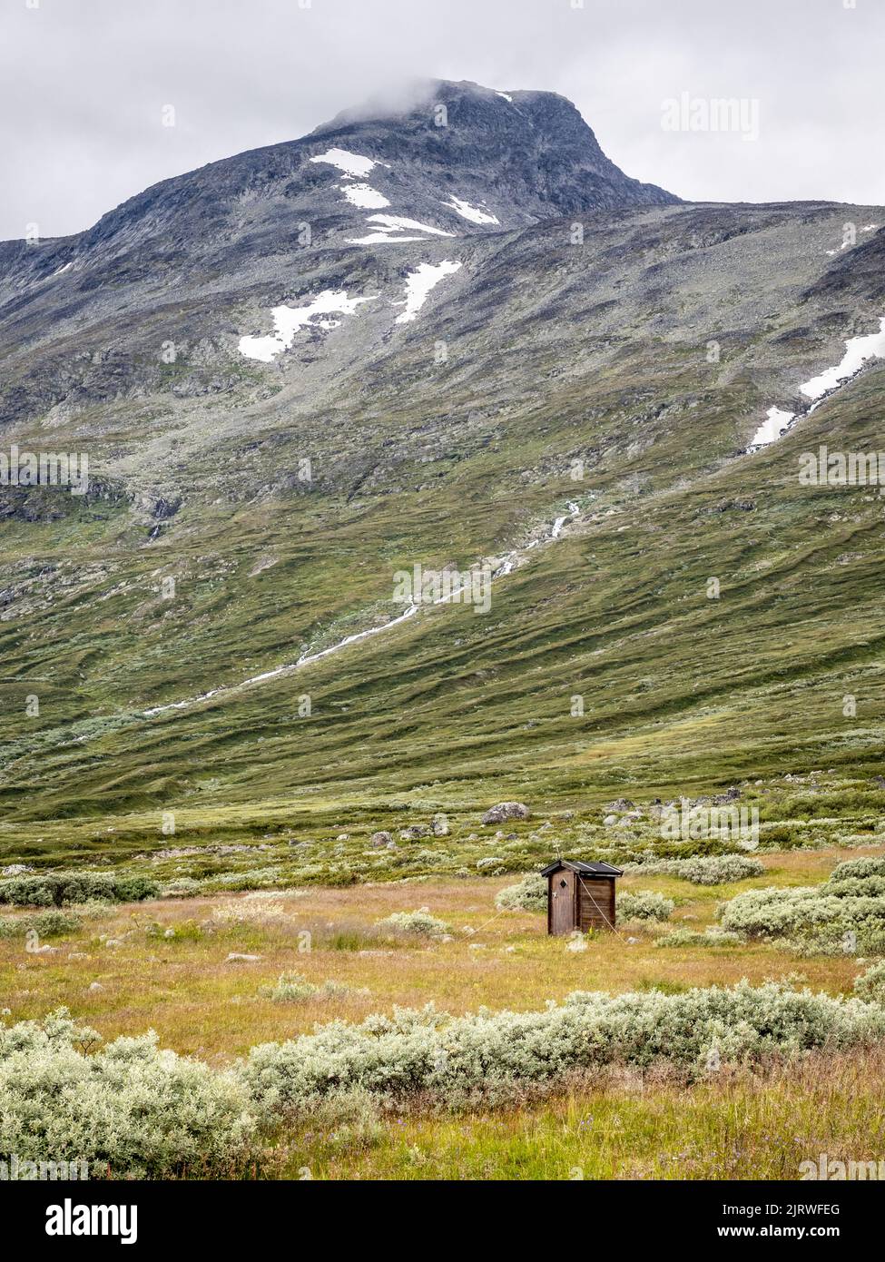 Toilettes extérieures près du sentier de randonnée le long du lac Bygdin en direction de Kalvoholotinden et dans le parc national de Jotunheimen en Norvège Banque D'Images