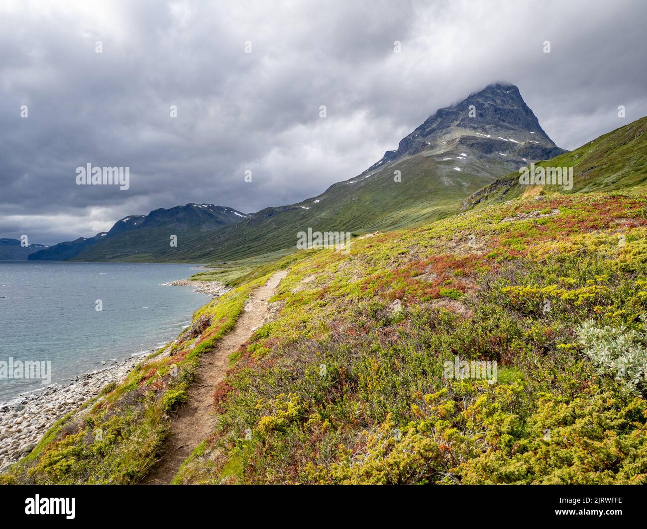 Le sentier de randonnée le long du lac Bygdin en direction de Torfinnstinden (2118m) et de Torfinsbu dans le parc national de Jotunheimen en Norvège Banque D'Images