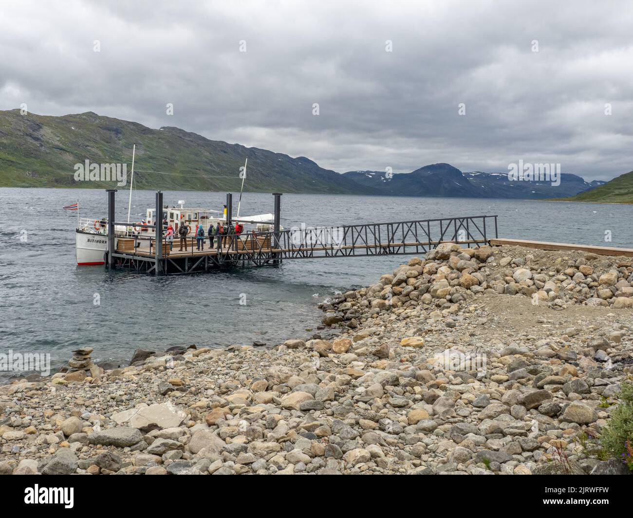 Le bateau-ferry Bitihorn collectant les passagers de la jetée de Torfinsbu sur le lac Bygdin dans le parc national de Jotunheimen en Norvège Banque D'Images
