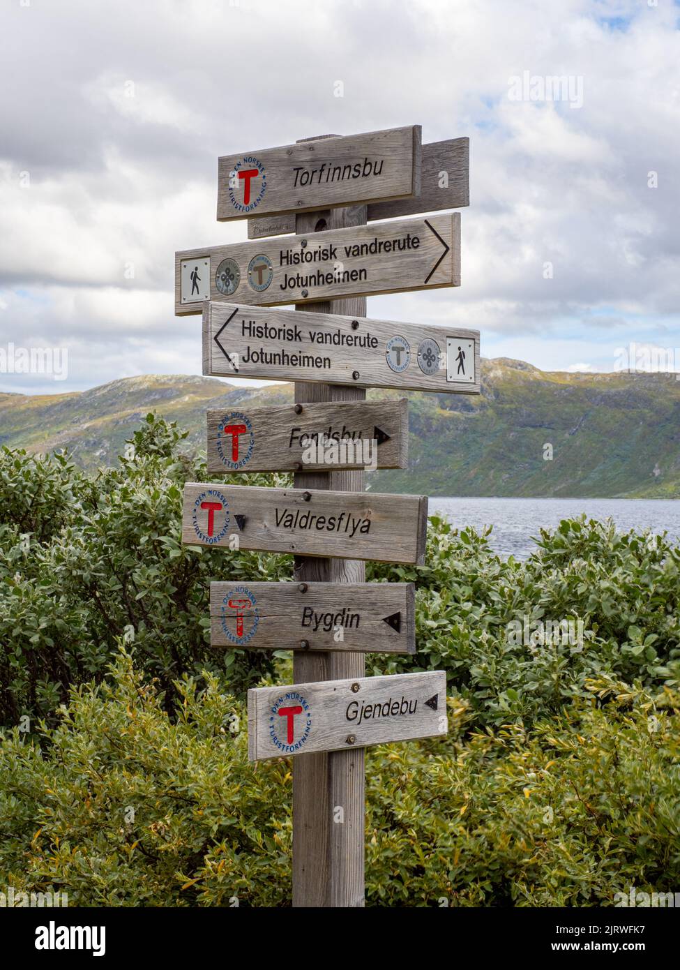 Panneau occupé à Torfinnsbu sur les rives du lac Bygdin, dans le parc national de Jotunheimen Norvège, indiquant les pistes qui se rencontrent à ce point Banque D'Images
