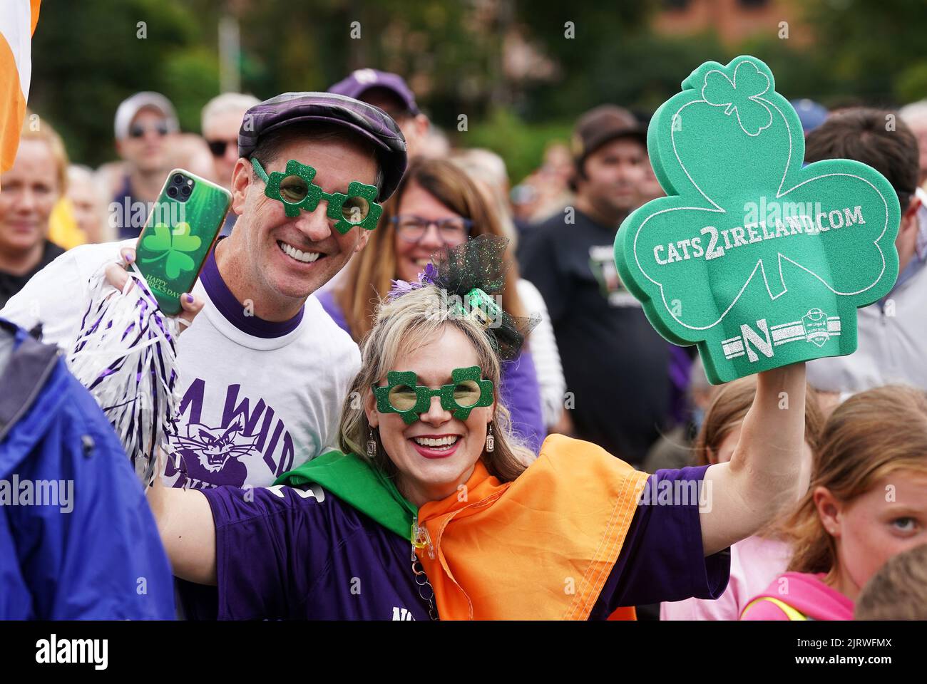 Mike et Steph Santa, fans de Wildcat de l'université Northwestern, de Chicago, lors d'un rassemblement pep à Merrion Square, Dublin, devant le match de football américain classique Aer Lingus entre les Wildcats Northwestern et les Cornhuskers Nebraska, qui aura lieu demain au stade Aviva. Date de la photo: Vendredi 26 août 2022. Banque D'Images