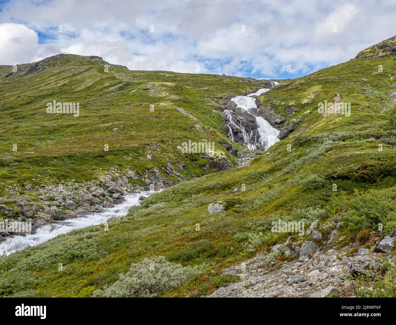 La rivière Hoystakka plonge dans une succession de cascades jusqu'au lac Bygdin dans le parc national de Jotunheimen, au centre de la Norvège Banque D'Images