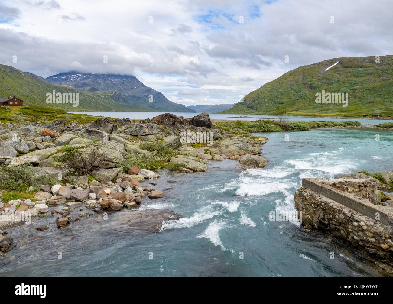 La rivière Mjolkedola entrant dans le lac Bygdin à Eidsbugarden dans le parc national de Jotunheimen, au centre de la Norvège Banque D'Images