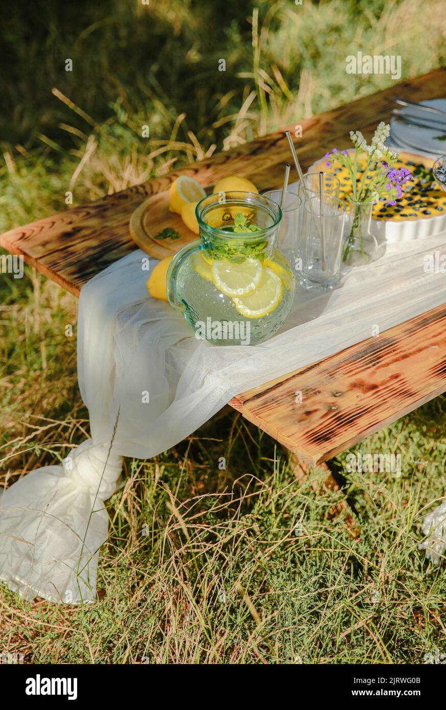 table de palette dans le parc. table de fête décorée dans la nature. Banque D'Images