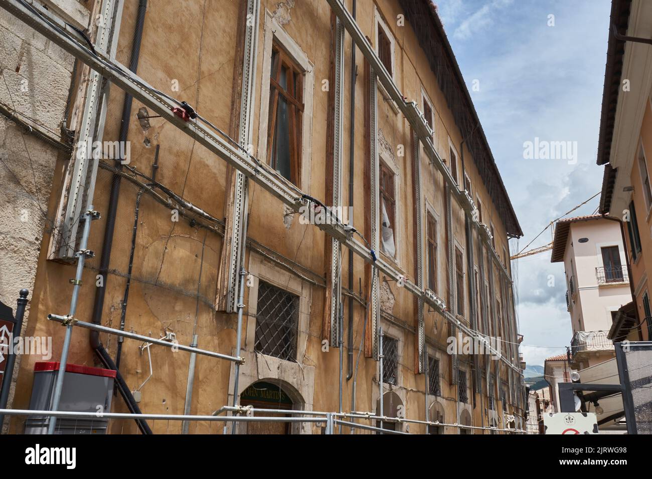 Historische Fassade, Sicherung durch ein Metallgerüst nach dem Erbeben von 2009, l’Aquila, Abruzzen, Italien, Europa Banque D'Images