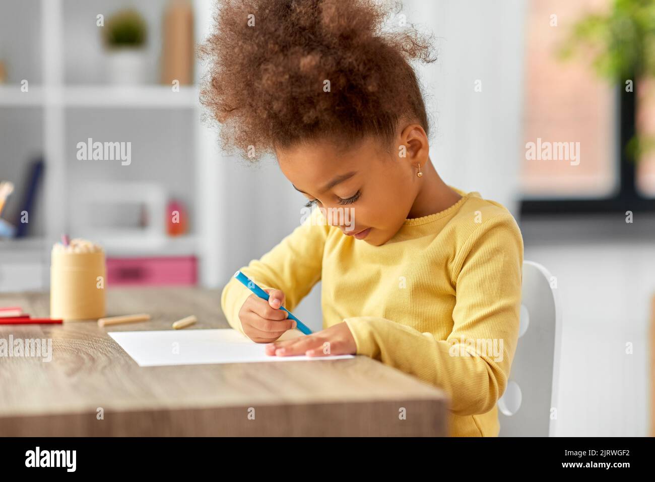 petite fille avec stylo feutre dessin image à la maison Banque D'Images