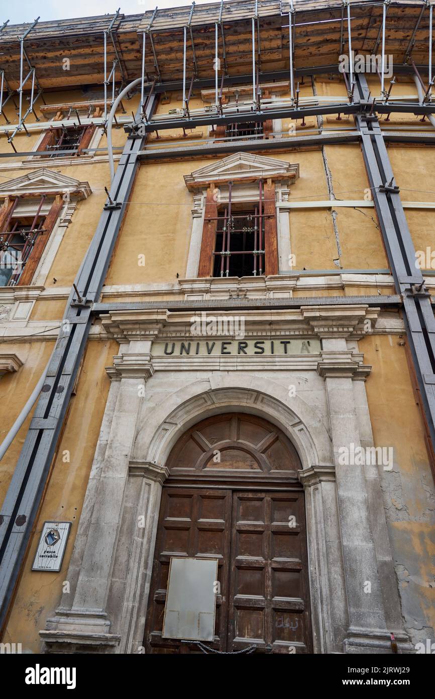 Universität, Historische Fassade, Sicherung durch ein Metallgerüst nach dem Erbeben von 2009, l’Aquila, Abruzzen, Italien, Europa Banque D'Images