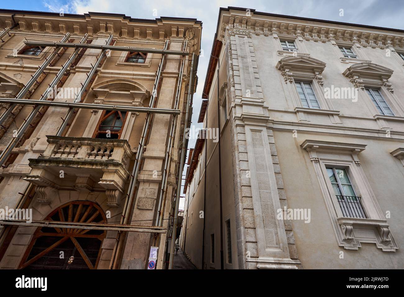 Liens Erdbeben beschädigtes und Burch Matalggerüst gesichertes Gebäude, rechts restauriertes Gebäude, l'Aquila, Abruzzen, Italien, Europe Banque D'Images