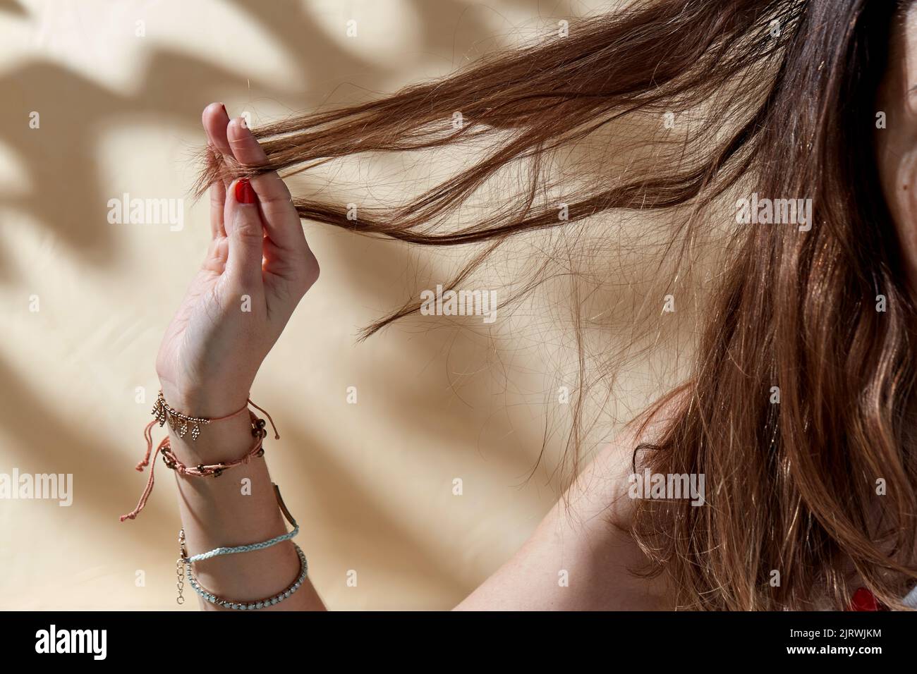 gros plan d'une femme tenant un brin de cheveux Banque D'Images