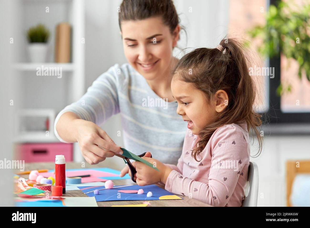 fille avec mère faisant l'application à la maison Banque D'Images