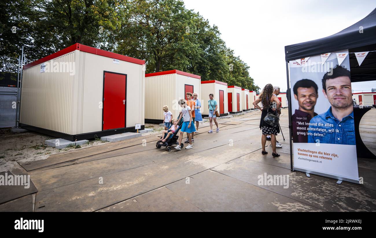 Doetinchem, pays-Bas. 26th août 2022. 2022-08-26 16:32:59 DOETINCHEM - les résidents locaux regardent un refuge d'urgence, où un groupe de demandeurs d'asile est placé. Les demandeurs d'asile qui sont temporairement logés dans des salles de sport à Apeldoorn viennent à cet endroit. Il y a aussi de la place pour les familles qui restent à Heeten à Overijssel. Au total, il y a de la place pour 225 réfugiés dans le refuge d'urgence de Doetinchem. ANP ROLAND HEITINK pays-bas - belgique Out crédit: ANP/Alay Live News Banque D'Images