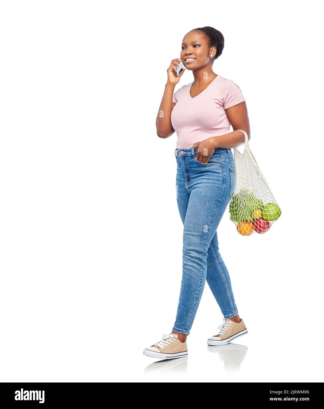 femme avec de la nourriture dans un sac en filet appelant sur un téléphone intelligent Banque D'Images