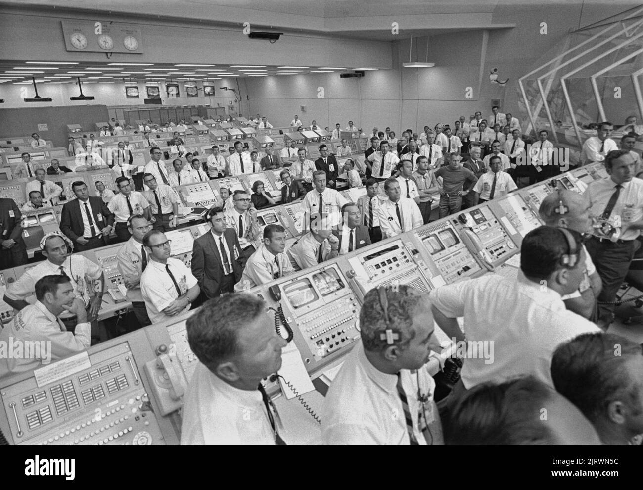 CAPE CANAVERAL, FLORIDE, États-Unis - 16 juillet 1969 - JoAnn Morgan (photo centre-gauche troisième rangée arrière) était la seule femme dans la salle de tir de lancement pendant t Banque D'Images