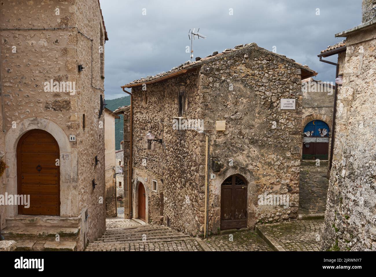 Gasse à Santo Stefano di Sessanio, Parc national Gran Sasso und Monti della Laga, im Gebirge Gran Sasso, Abruzzen, Apennin, Italien Banque D'Images