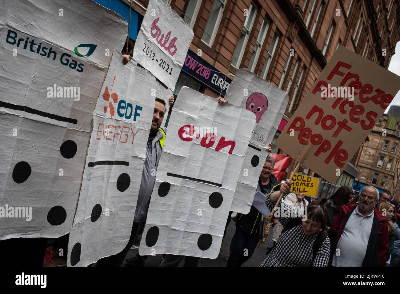 Glasgow, Royaume-Uni.6 août 2022. Une manifestation, organisée par le groupe de protestation Power to the People, contre la hausse des prix des combustibles des ménages a lieu à l'extérieur des bureaux de l'OFGEM - l'autorité nationale de régulation de l'énergie, à Glasgow, Royaume-Uni.6 août 2022. Banque D'Images