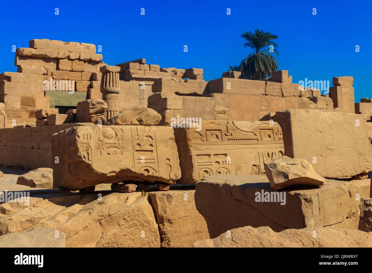 Le complexe du temple de Karnak, communément connu sous le nom de Karnak, comprend un vaste mélange de temples décadés, de chapelles, de pylônes et d'autres bâtiments à Louxor, en Égypte Banque D'Images