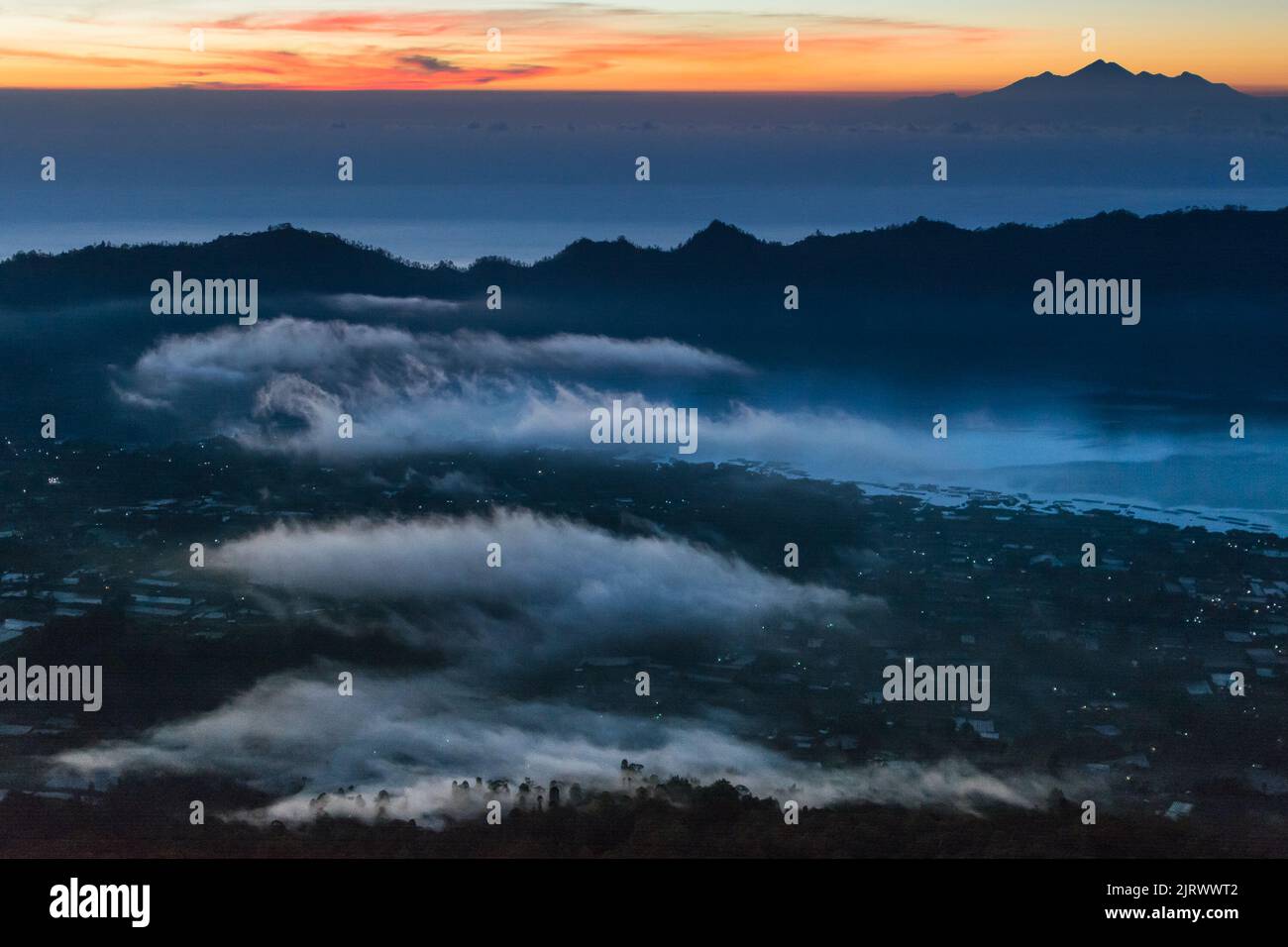 Visite de Bali en début de matinée avec vue sur la route – randonnée au lever du soleil à Kintamani et au Mont Batur avec nuages et lumière dorée Banque D'Images