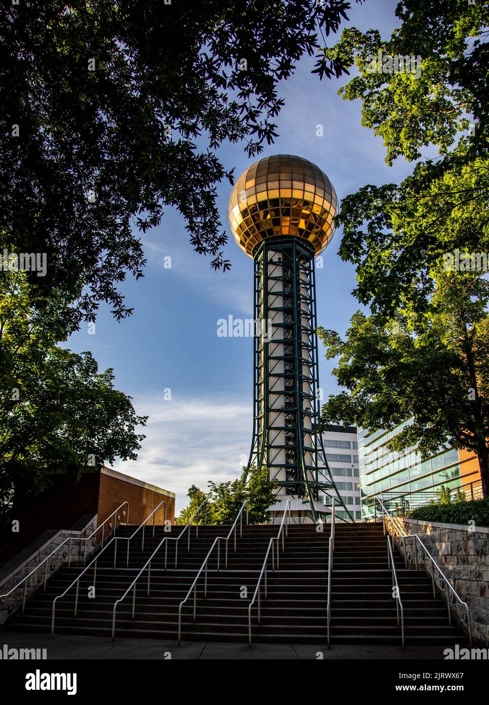 Une photo verticale de l'emblématique treillis Sunsphere au parc d'expositions de Worlds à Knoxville, Tennessee Banque D'Images