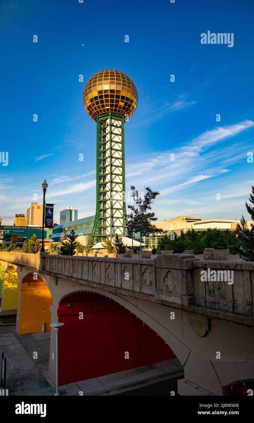 Une photo verticale de l'emblématique treillis Sunsphere au parc d'expositions de Worlds à Knoxville, Tennessee Banque D'Images