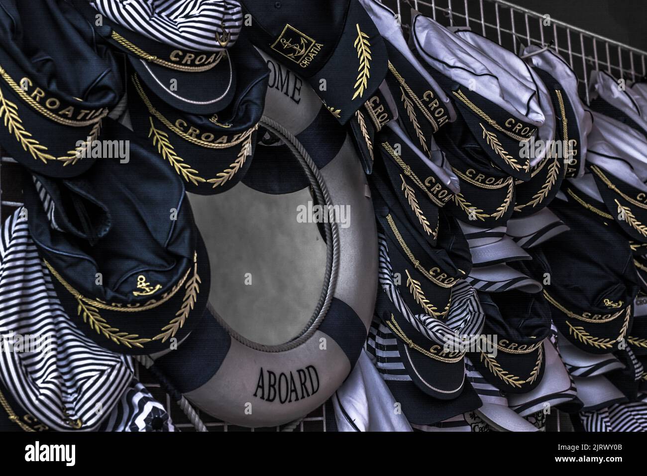 Chapeaux de marin en souvenir de Rovinj, Croatie Banque D'Images
