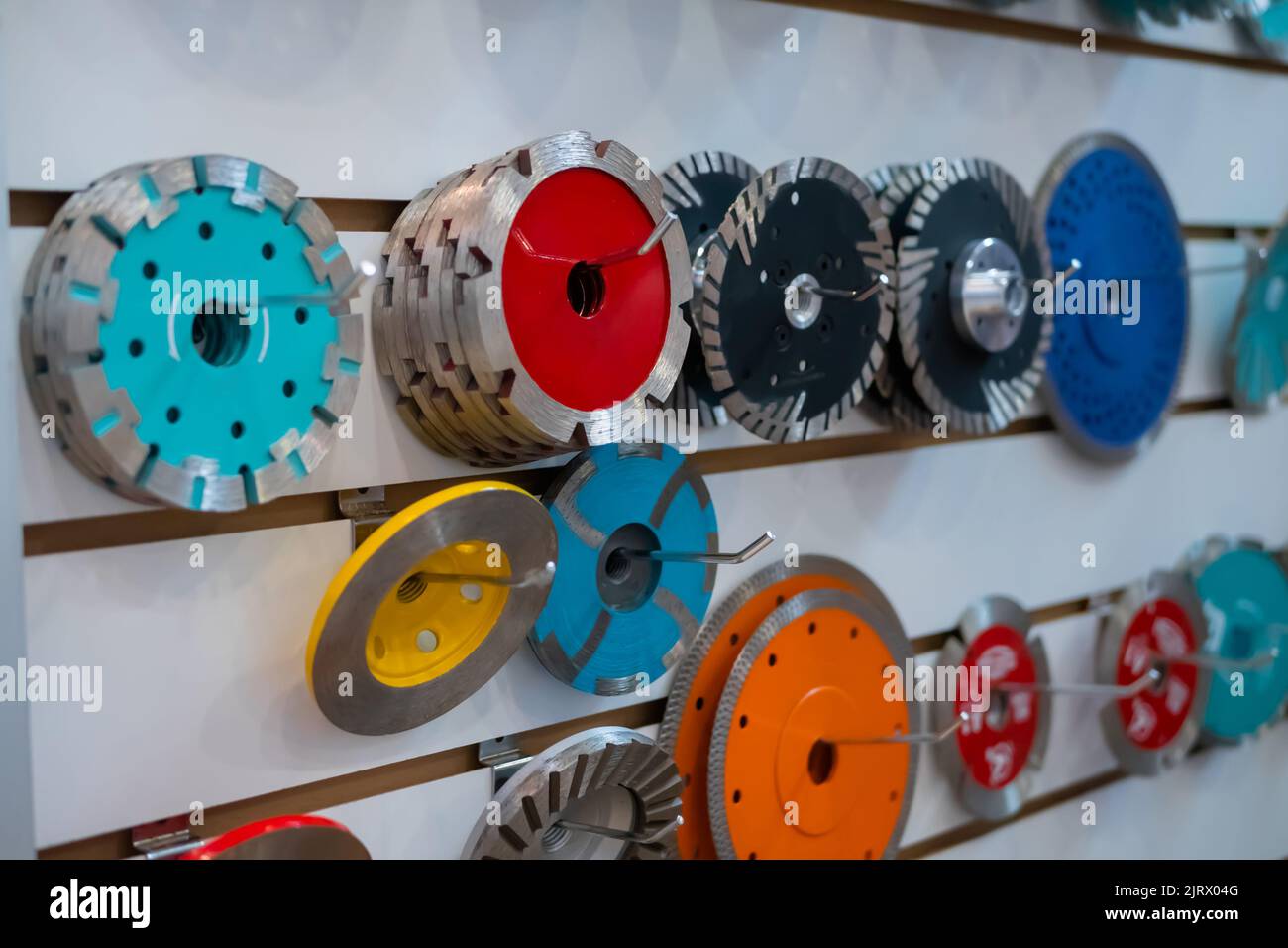 Disques à sculpter au diamant, machine à scier circulaire en pierre sur le comptoir du marché Banque D'Images