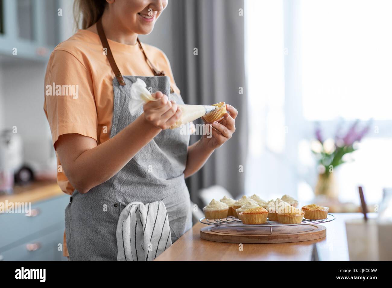 femme cuisant de la nourriture et de la pâtisserie sur la cuisine à la maison Banque D'Images