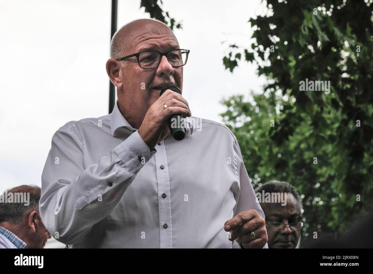 Londres, Royaume-Uni. 26th août 2022. Dave Ward, secrétaire général du Syndicat des travailleurs et travailleuses de la communication (UCF). Les travailleurs en grève au Royal Mail Mount Pleasant Mail Centre de Clerkenwell, l'un des plus grands du Royaume-Uni, sont en service avec les codes postaux EC, N, W1 et WC. Plus de 100k travailleurs des postes du Syndicat des travailleurs de la communication (CWU) du Royal Mail Group ont pris des mesures industrielles aujourd'hui, pour la première fois depuis 2009. Des lignes de piquetage se sont formées sur les sites postaux du Royaume-Uni. Credit: Imagetraceur/Alamy Live News Banque D'Images