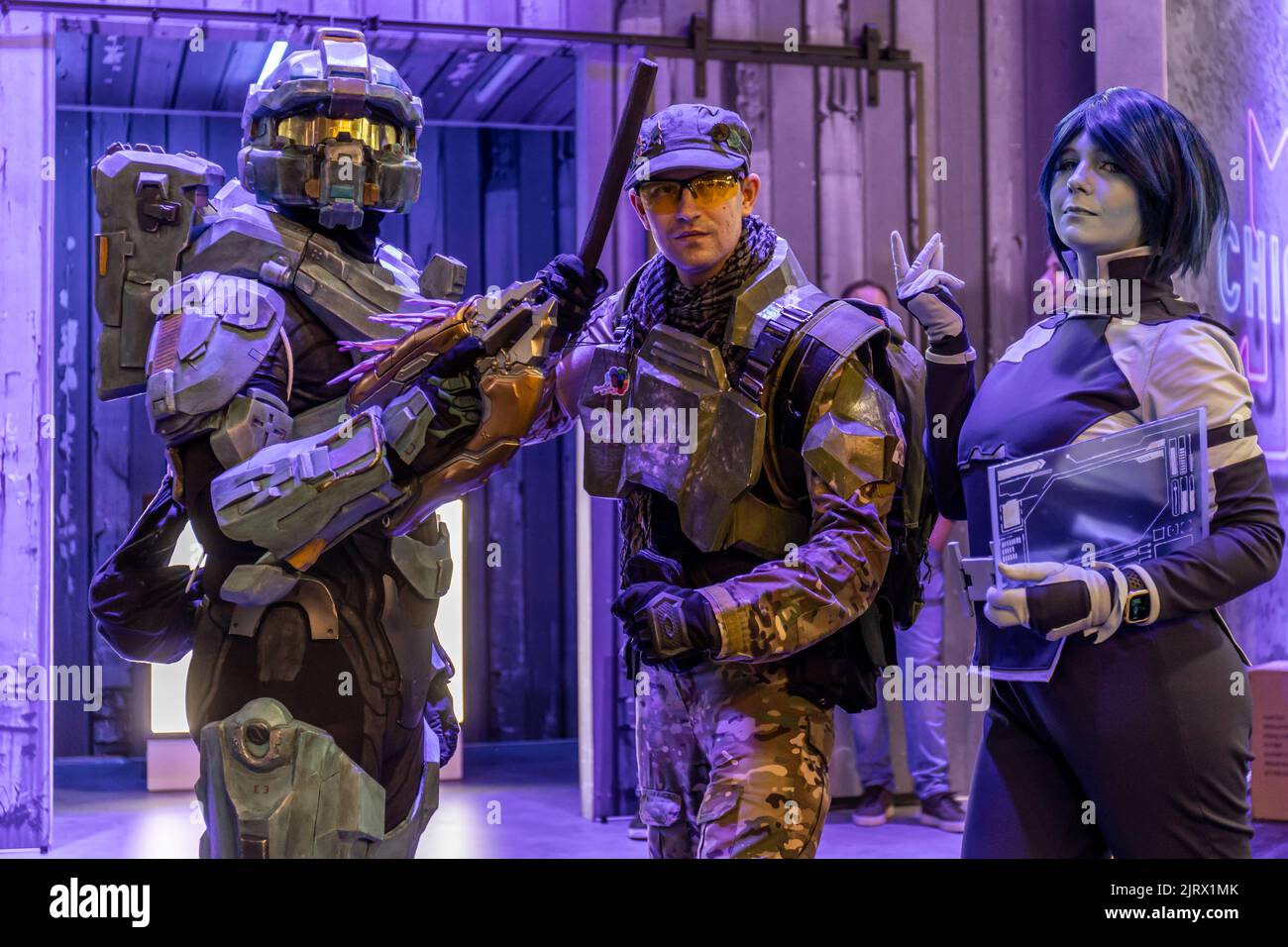 Cologne, Allemagne. 24th août 2022. Gamescom 2022: Cosplayer costumé posent. La gamescom est le plus grand salon mondial des jeux vidéo et informatiques, à Koelnmesse, à Cologne, en Allemagne. Crédit: Christian Lademann / LademannMedia Banque D'Images