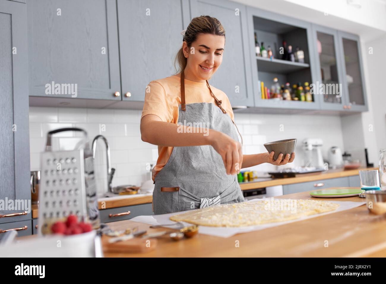 femme cuisant de la nourriture et de la pâtisserie sur la cuisine à la maison Banque D'Images