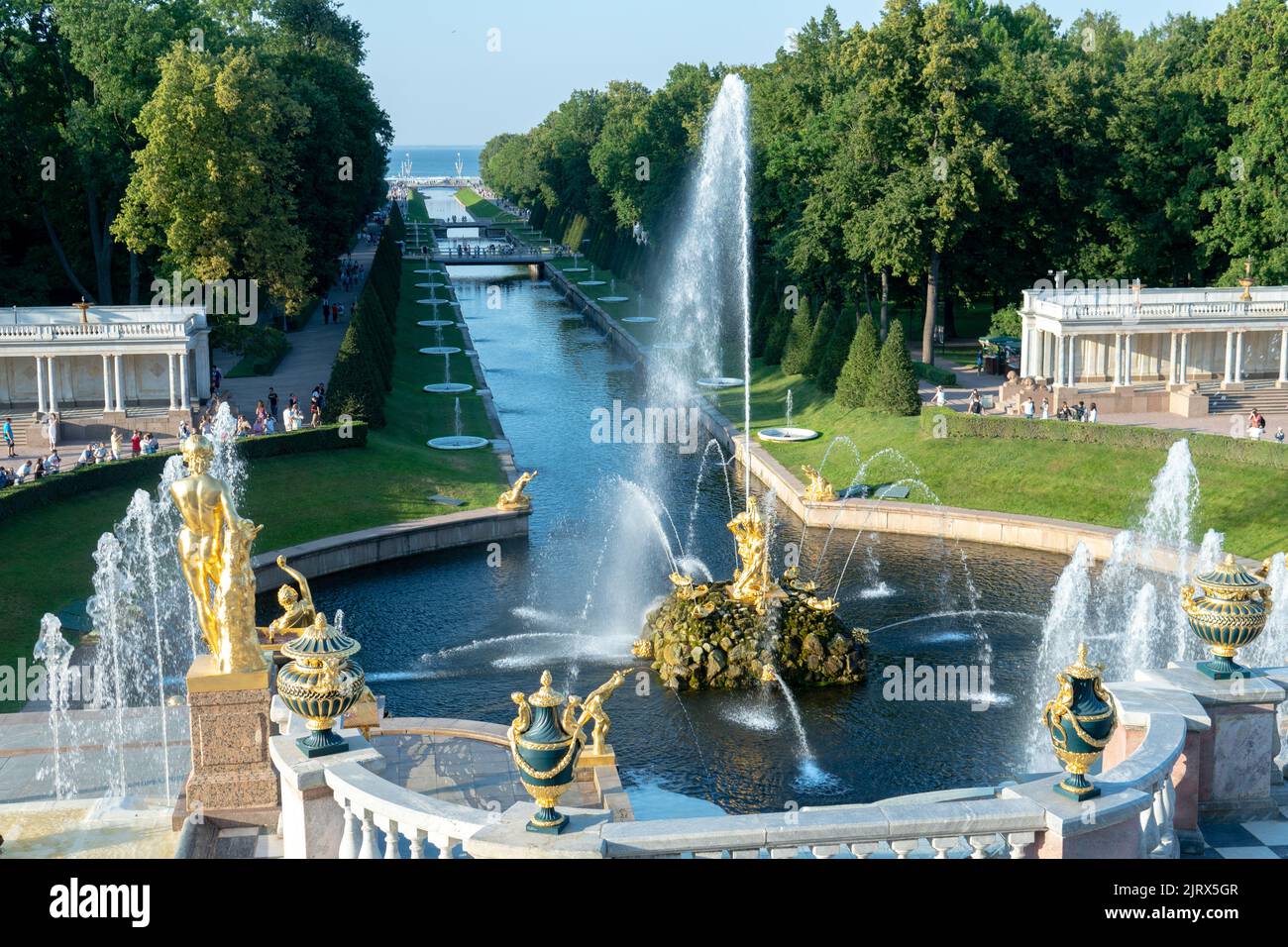 RUSSIE, PETERSBOURG - 19 AOÛT 2022 : fountain Palace petersburg peterhof russia grand St monument d'or, pour le bleu russe d'or et le ciel saint, dôme Banque D'Images