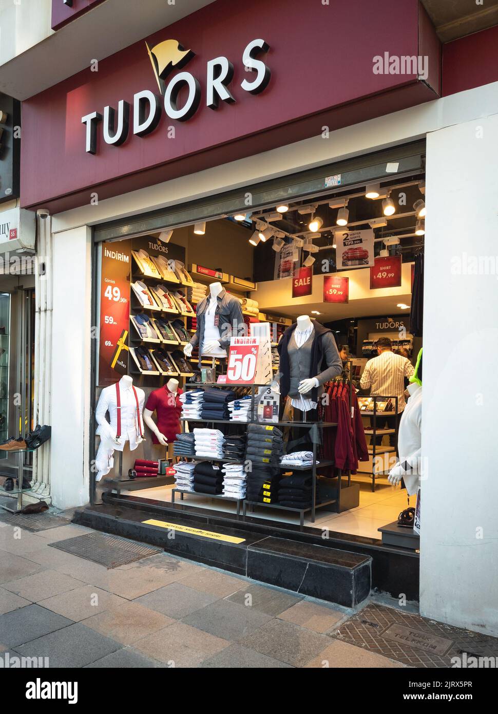 Taksim, Istanbul - 24 mars 2022 : portrait vue rapprochée du magasin Tudors dans la rue Istiklal. Tudors est une chaîne de magasins basée à Istanbul. Banque D'Images