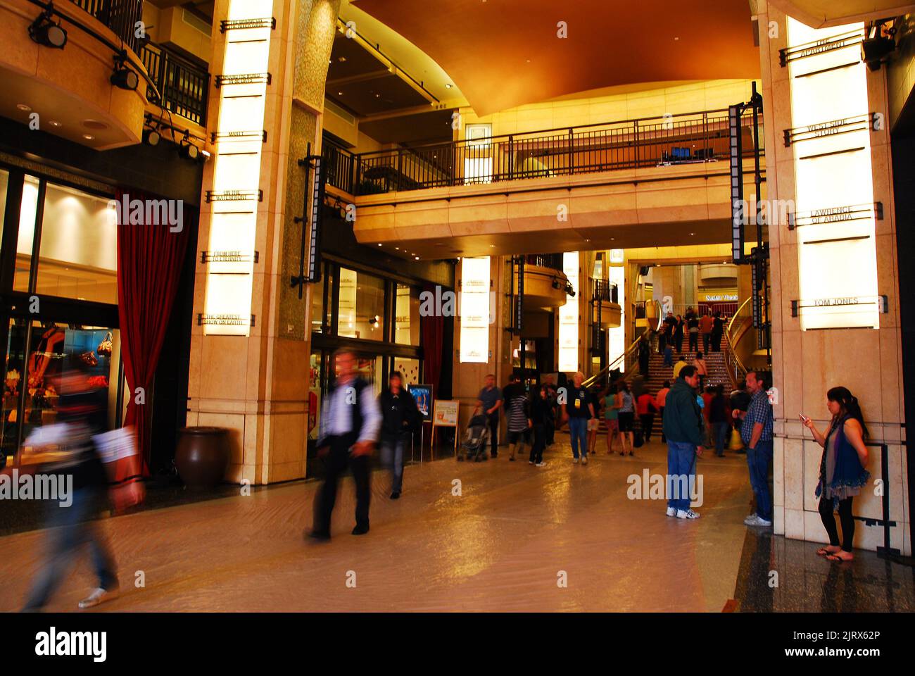 Les noms des gagnants du meilleur Oscar de l'image ornent les colonnes dans le hall du Dolby Theatre, à Hollywood, où les prix sont remis Banque D'Images