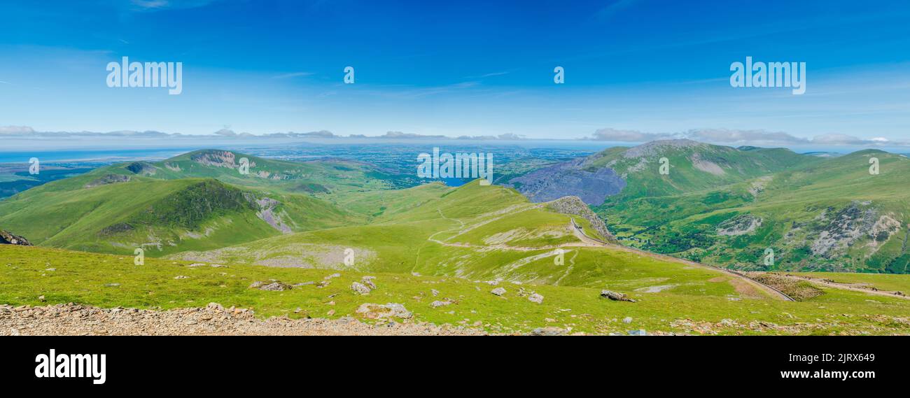 Une vue panoramique depuis le mont Snowdon lors d'une journée ensoleillée, au pays de Galles Banque D'Images