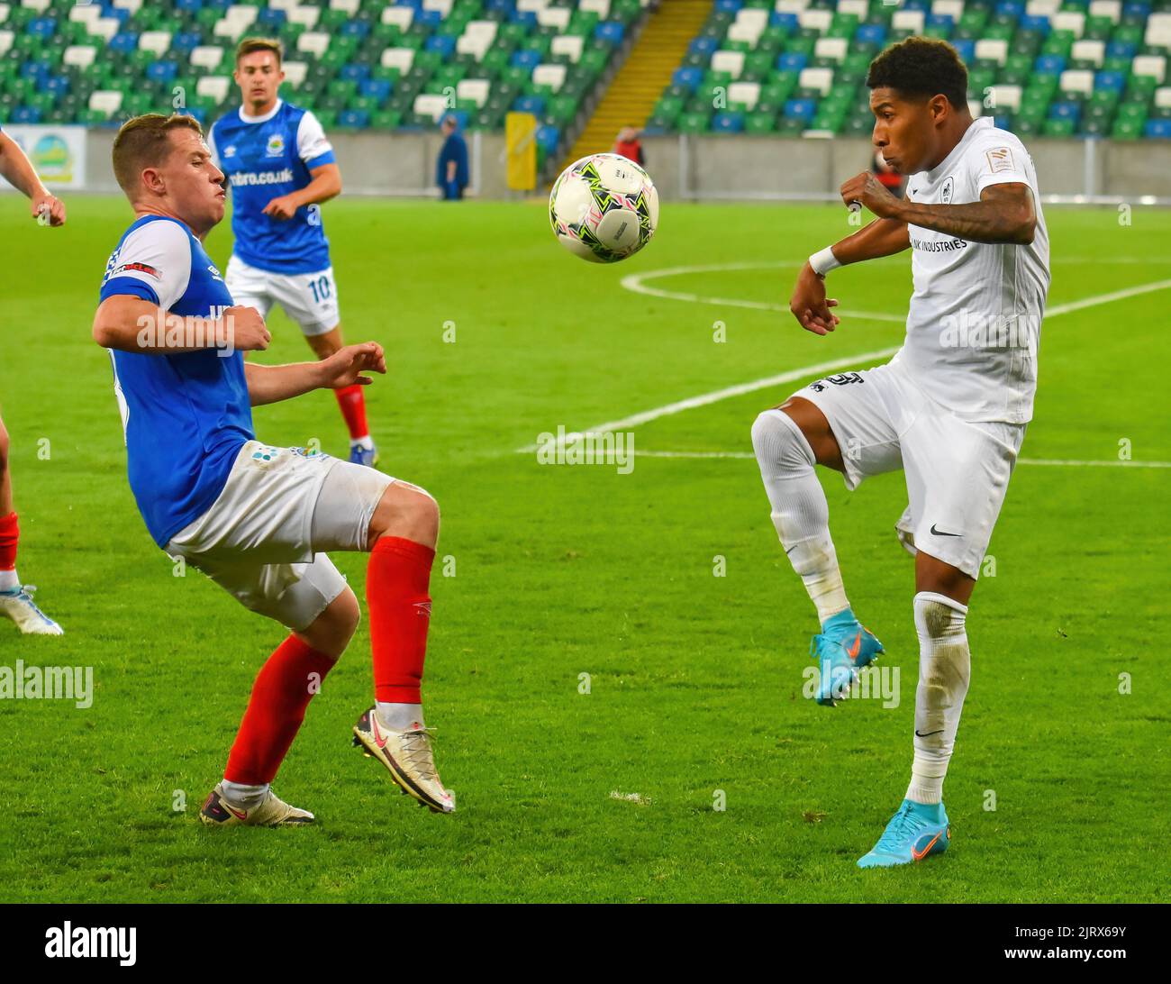 Kyle McClean & Emerson Santana - Linfield vs RFS, Europa Conference League Play-off, Windsor Park Belfast, 25th août 2022 Banque D'Images