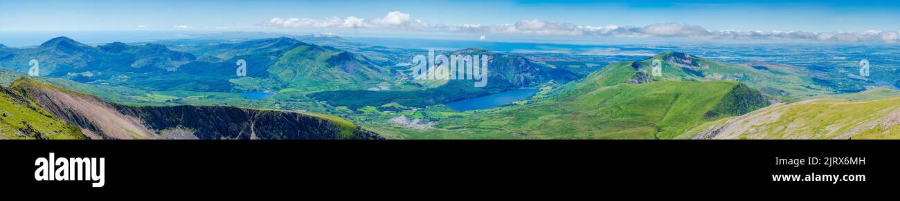 Une vue panoramique depuis le mont Snowdon lors d'une journée ensoleillée, au pays de Galles Banque D'Images