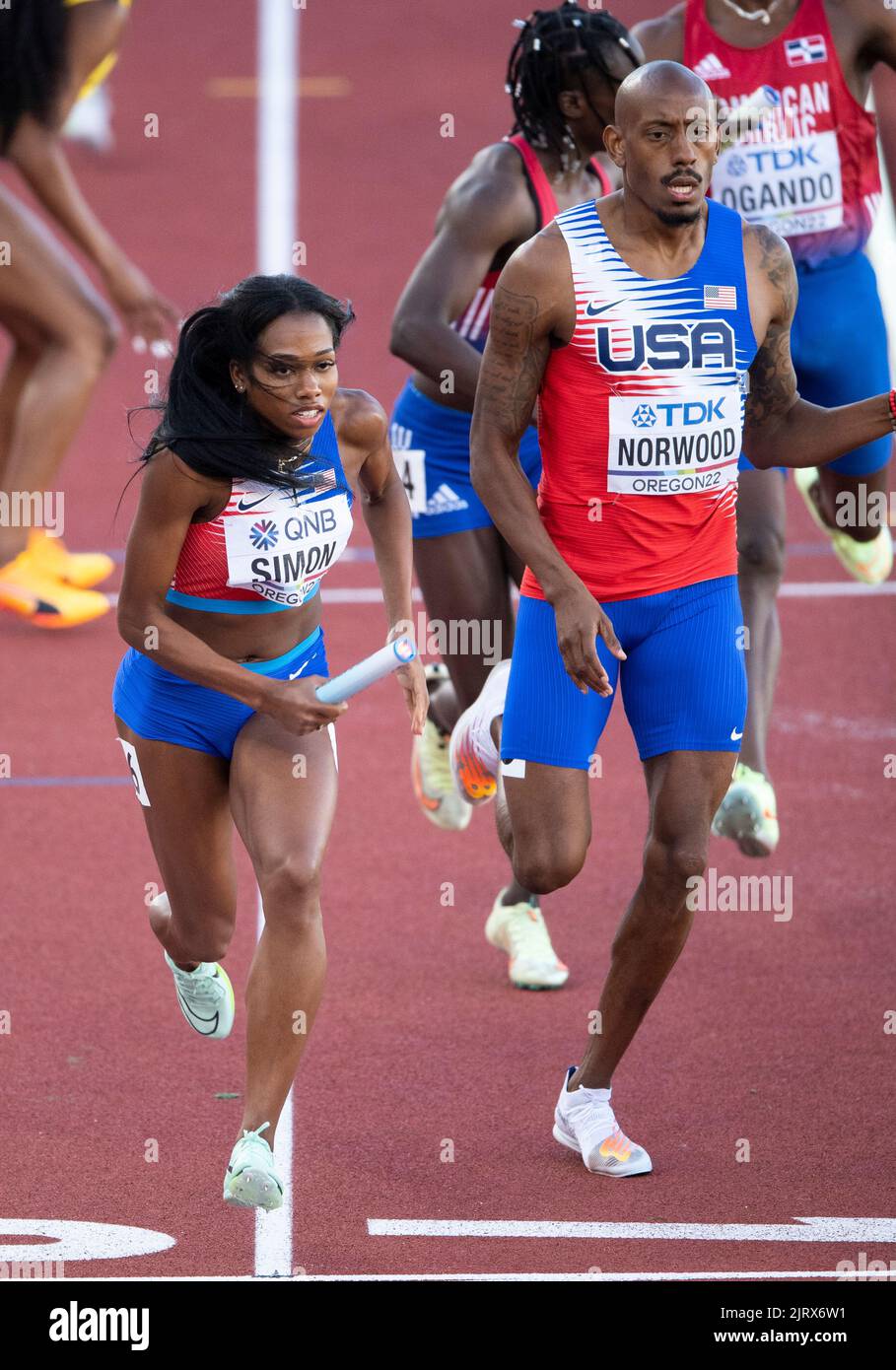 Kennedy Simon et Vernon Norwood se disputent la finale du relais mixte aux Championnats du monde d'athlétisme, Hayward Field, Eugene, Oregon, États-Unis, le 15t Banque D'Images