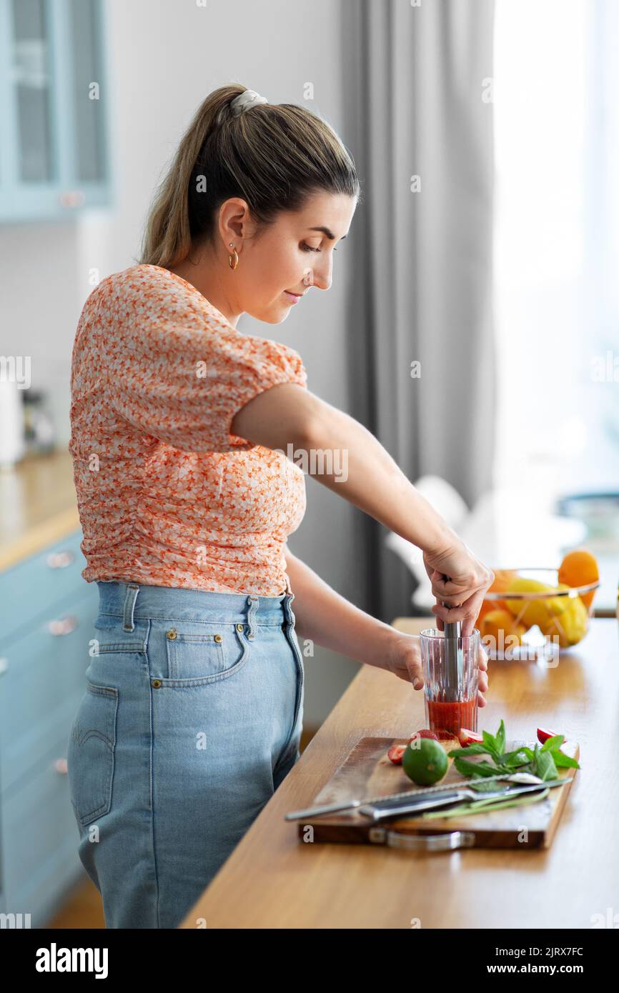femme qui fait des cocktails dans la cuisine maison Banque D'Images