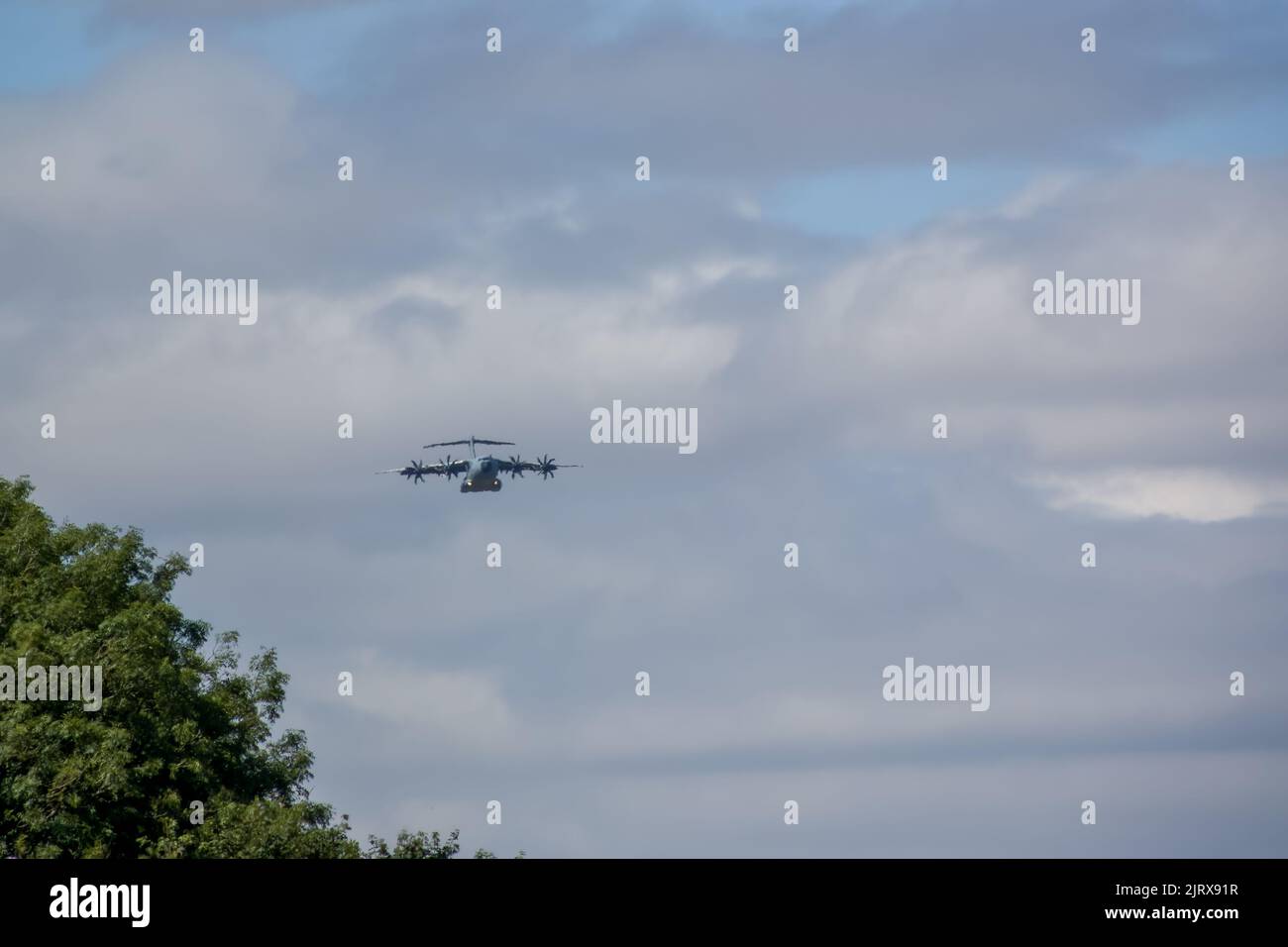 ZM414 RAF Royal Air Force Airbus A400M avion militaire Atlas en chute basse, régiment de parachutistes lors d'un exercice militaire d'assaut aérien Banque D'Images