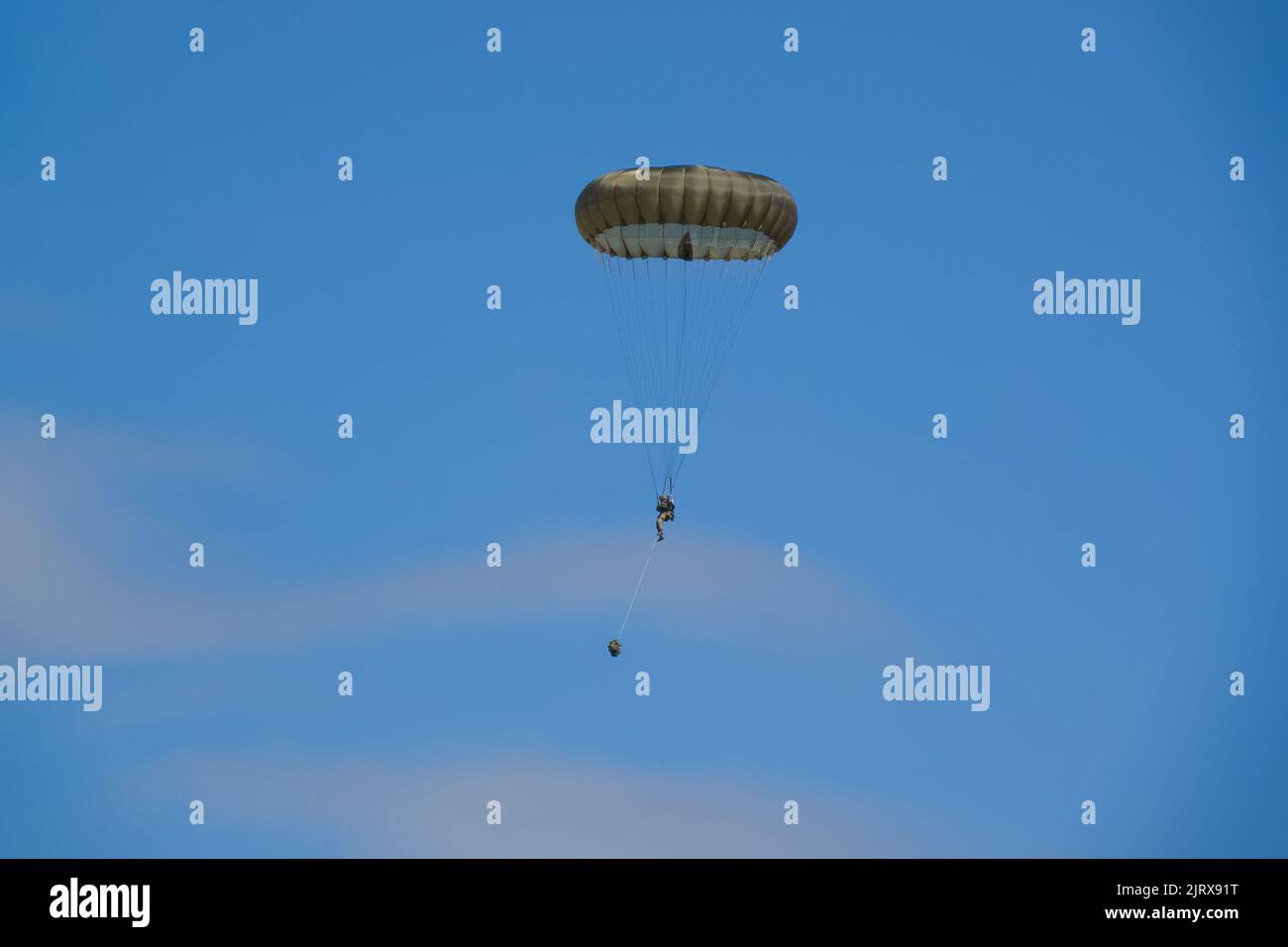 Soldat du parachutiste de l'armée britannique, du 3rd Para Battallion, descendant sur une chute de parachute vers une zone militaire, dans le Wiltshire, au Royaume-Uni Banque D'Images Soldat du parachutiste de l'armée britannique, du 3rd Para Battallion, descendant sur une chute de parachute vers une zone militaire, dans le Wiltshire, au Royaume-Uni Banque D'Images