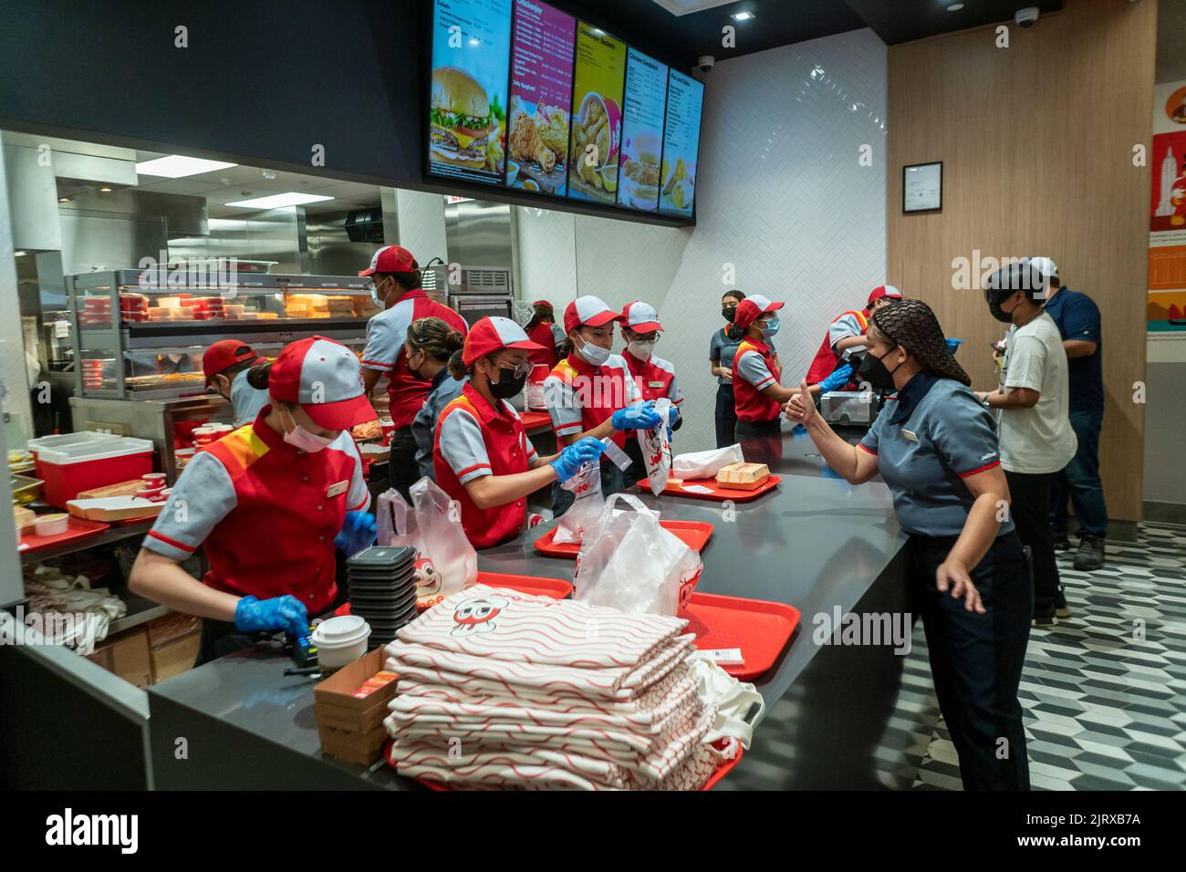 Les amateurs de poulet et de joie affluent vers l'ouverture officielle du restaurant de restauration rapide Jollibee de Times Square à New York jeudi, 18 août 2022 . La chaîne de restaurants, surnommée le McDonald's philippin en raison de son omniprésence et de sa popularité dans le pays, a ouvert son magasin Times Square. Jollibee Foods Corp. Compte 65 magasins aux États-Unis, le quatrième à New York. (© Richard B. Levine) Banque D'Images