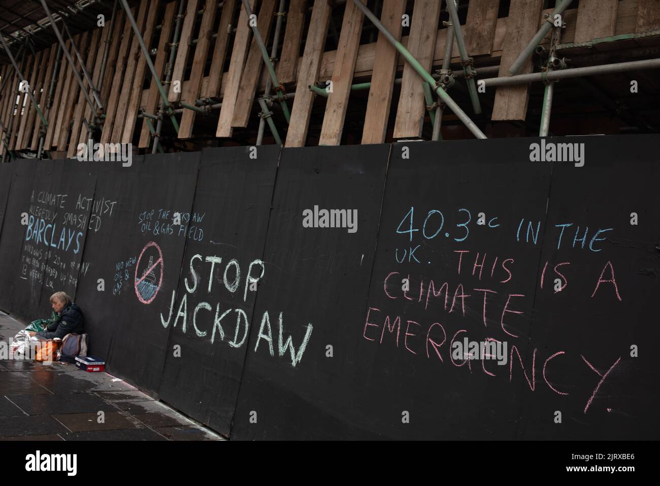 Des slogans de crise climatique ont craché sur les murs de la ville, à Glasgow, en Écosse, le 26 août 2022. Banque D'Images