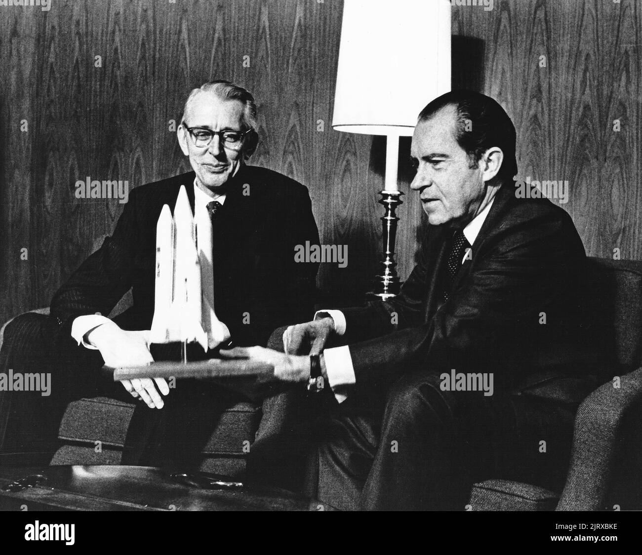 Le président des États-Unis, Richard M. Nixon, à droite, et le Dr James C. Fletcher, administrateur de la National Aeronautics and Space Administration, discutent du véhicule de navette spatiale proposé à San Clemente, en Californie, au 5 janvier 1972. Le Président a annoncé que les États-Unis devraient procéder à la fois à la mise au point d'un système de transport spatial entièrement nouveau conçu pour aider à transformer la frontière spatiale de 1970s en territoire familier, facilement accessible pour l'effort humain en 1980s et 90s.Credit: NASA via CNP /MediaPunch Banque D'Images