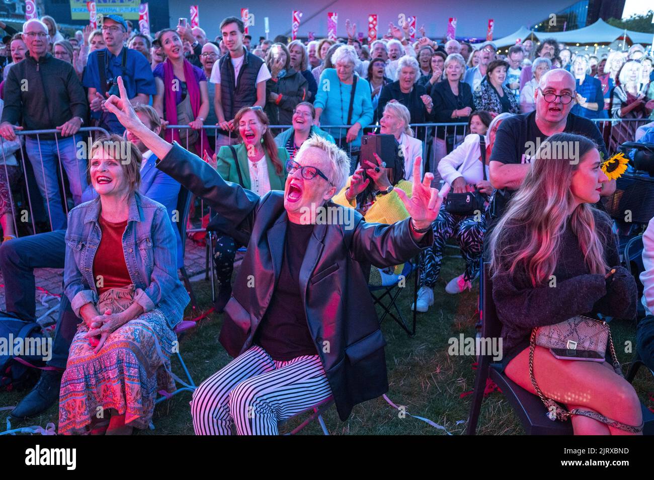 Amsterdam, pays-Bas. 26th août 2022. 2022-08-26 20:58:16 AMSTERDAM - audience à la représentation de Willeke Alberti au coup d'envoi de l'Uitmarkt sur le Museumplein. Cela ouvre la saison culturelle. ANP EVERT ELZINGA pays-bas - belgique OUT crédit: ANP/Alay Live News Banque D'Images