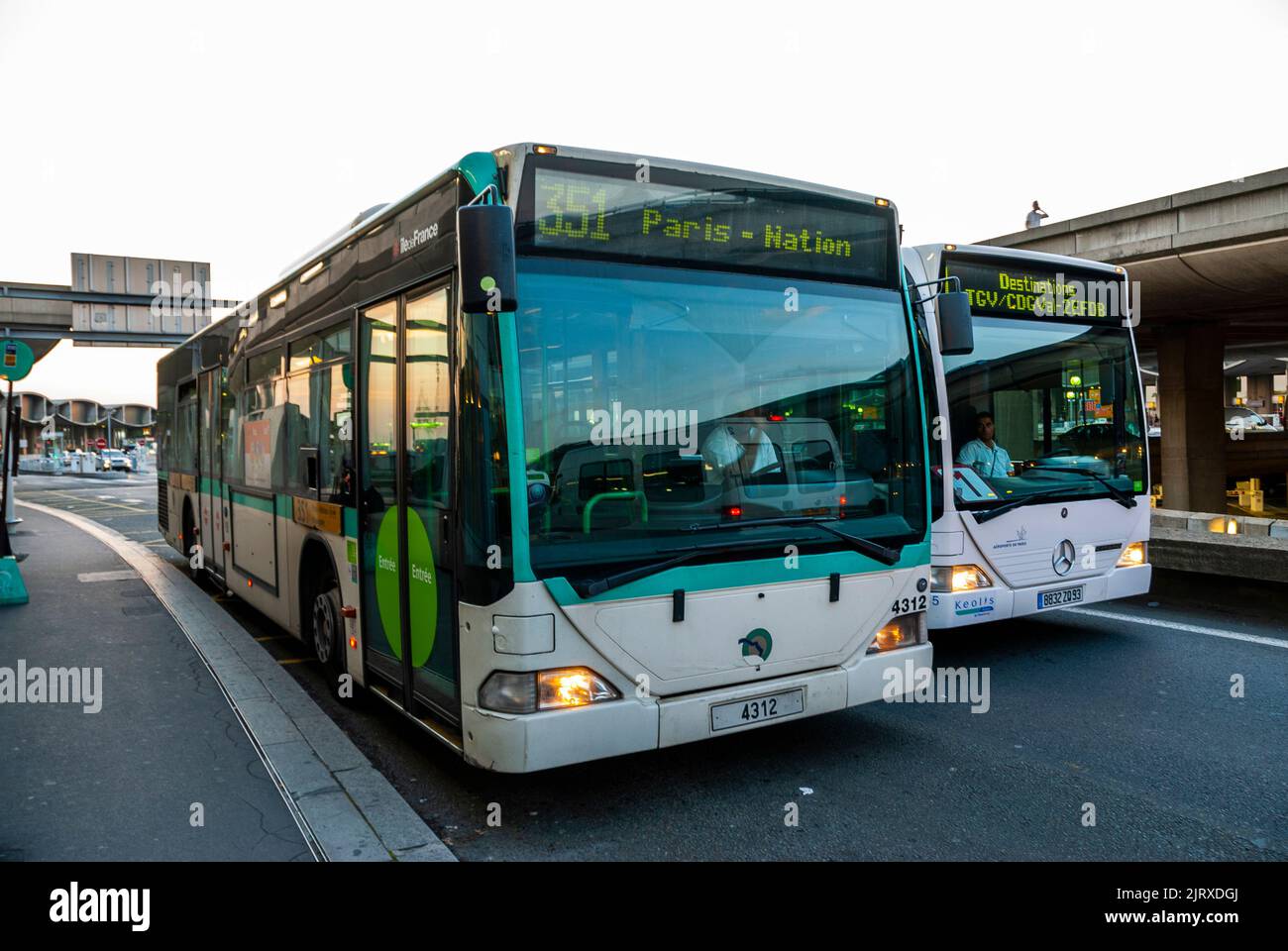 Paris, France, bus RATP à l'aéroport Roissy Charles de Gaulle, scène de rue, installations aériennes, dépenses publiques en France Banque D'Images